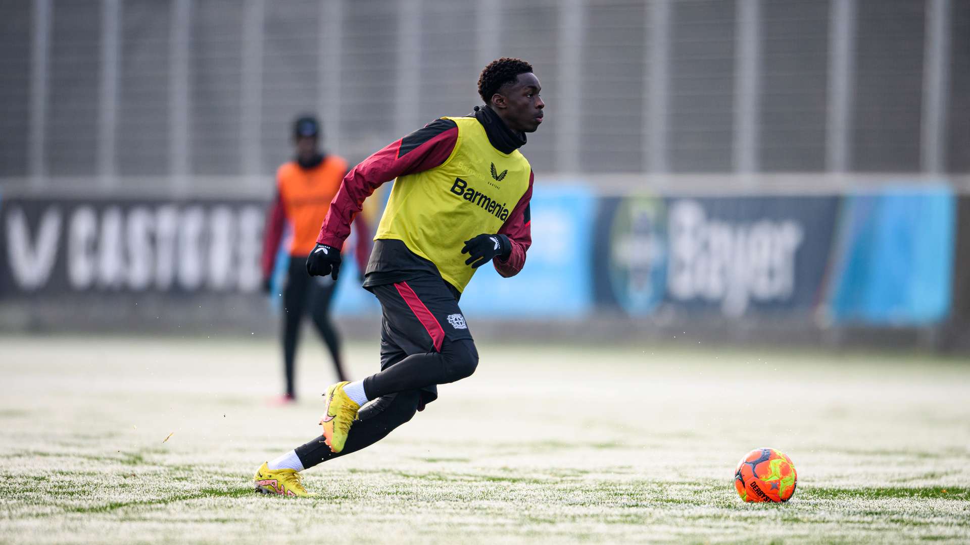 Noah Mbamba Mittelfeld Bayer 04