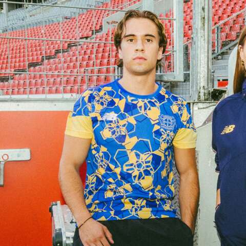 Model trägt Trainingsshirt
