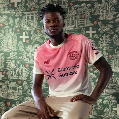 Tapsoba in the Bayer 04 away jersey 2025/26