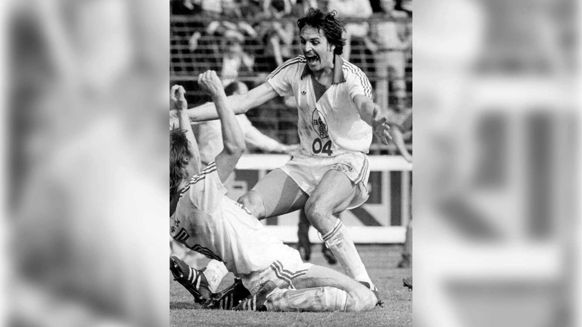 1979-05-12_84_Minute_3_3_Bruecken_2_schiesst_den_Ausgleich_Juergen_Gelsdorf_Peter_Szech_jubeln.jpg