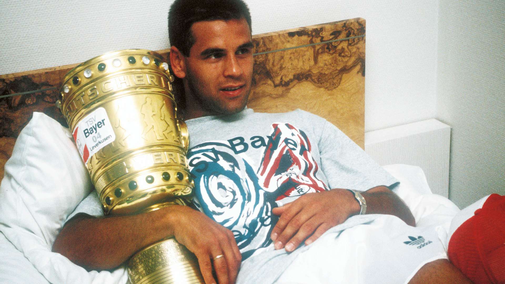 1993-06-12_109_Ulf_Kirsten_mit_Pokal_im_Bett.jpg