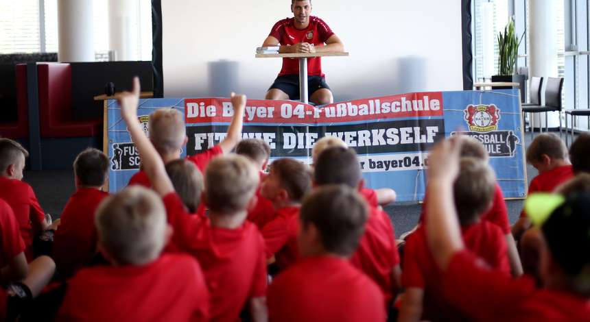Aleksandar  Dragovic beantwortet Fragen der Kinder