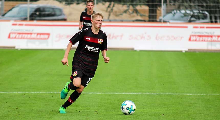 201718-U17-MSV-Duisburg-Marco-Wolf-Dribbling-db.jpg