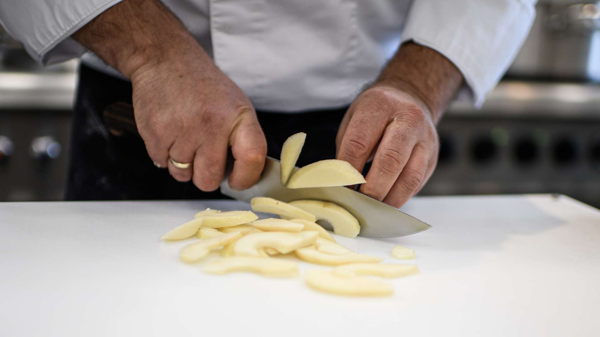 Alexander Wagner und sein Team beim Kochen für die Werkself