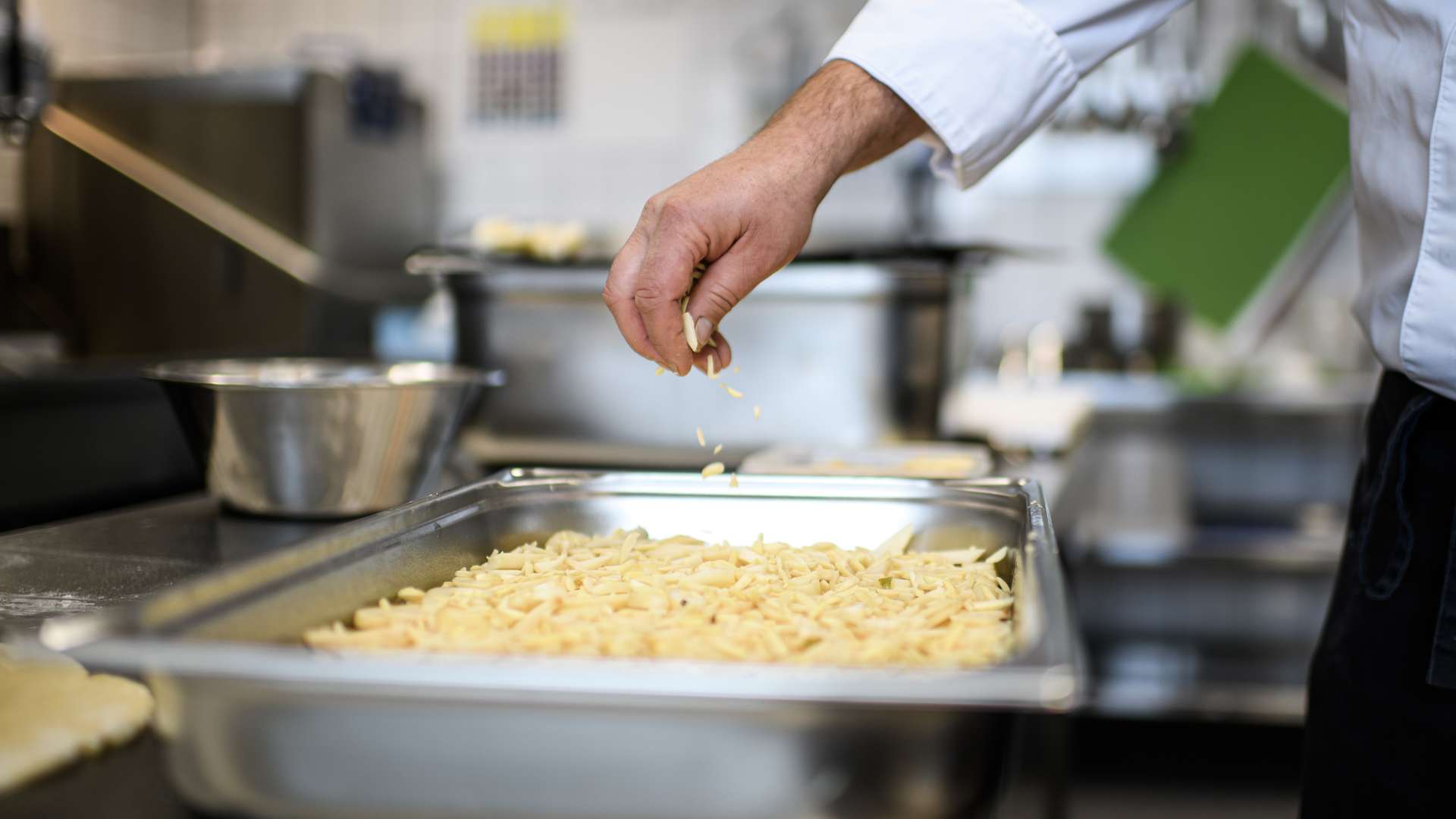 Alexander Wagner und sein Team beim Kochen für die Werkself