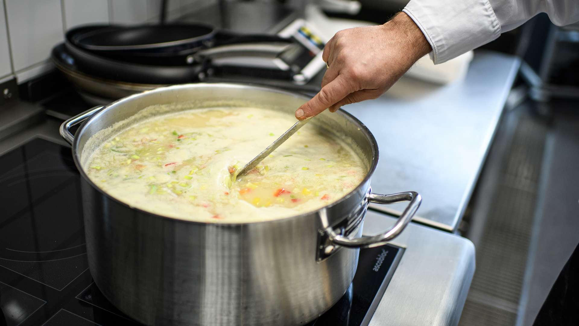 Alexander Wagner und sein Team beim Kochen für die Werkself