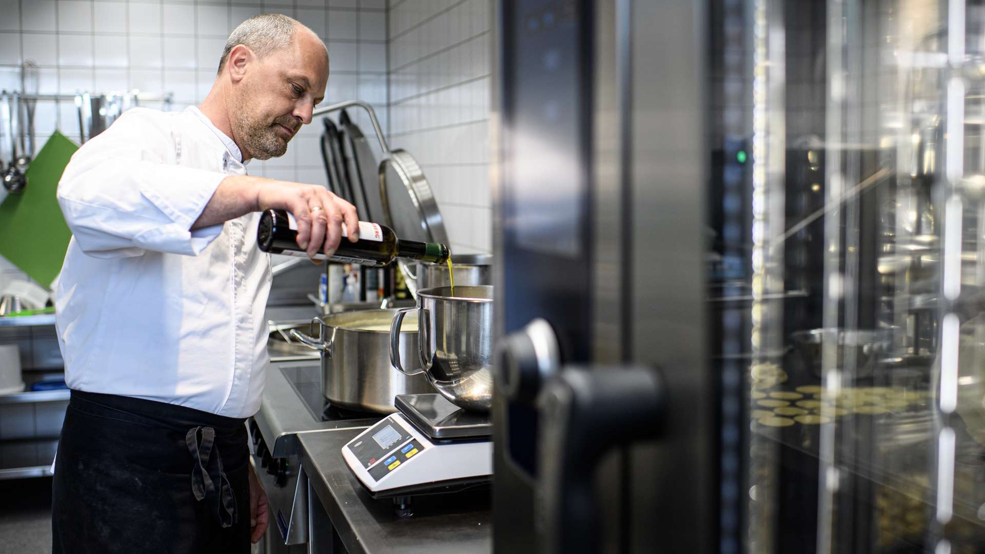 Alexander Wagner und sein Team beim Kochen für die Werkself