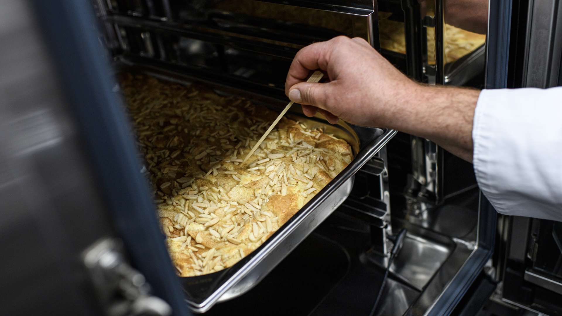 Alexander Wagner und sein Team beim Kochen für die Werkself