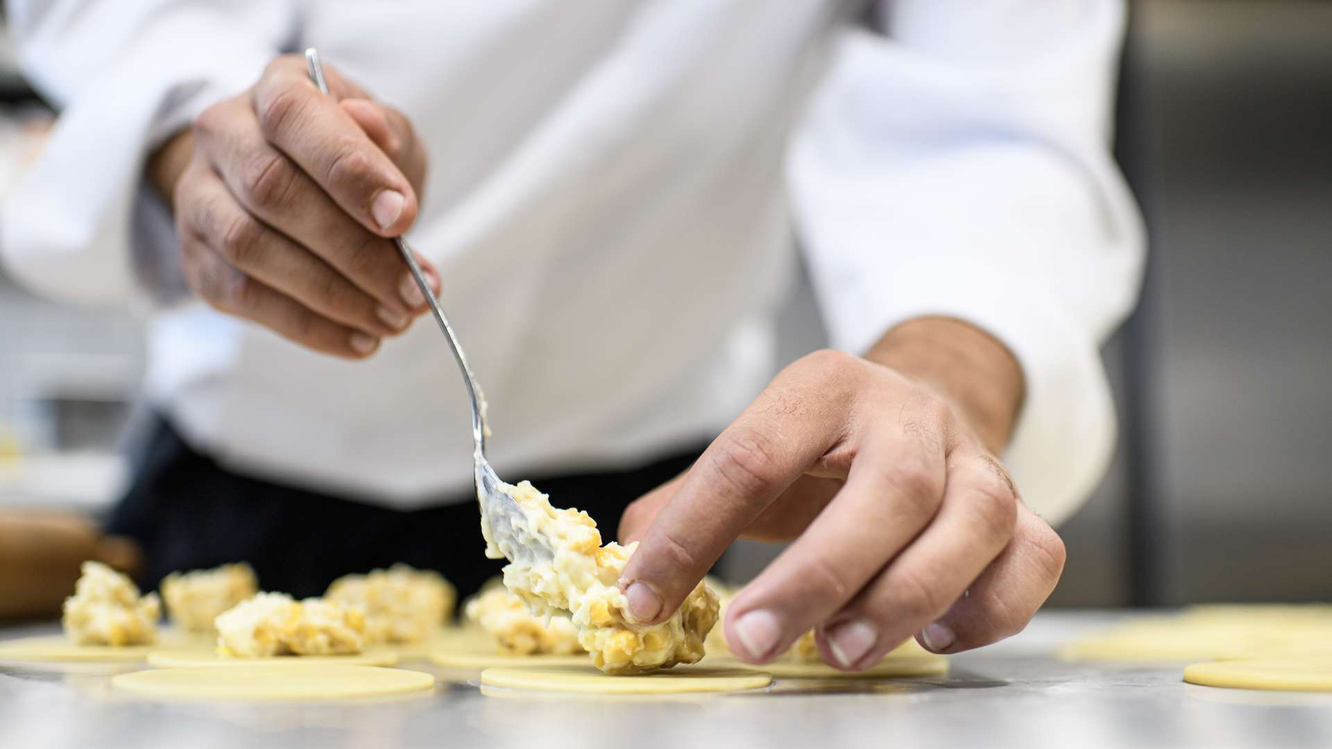 Alexander Wagner und sein Team beim Kochen für die Werkself