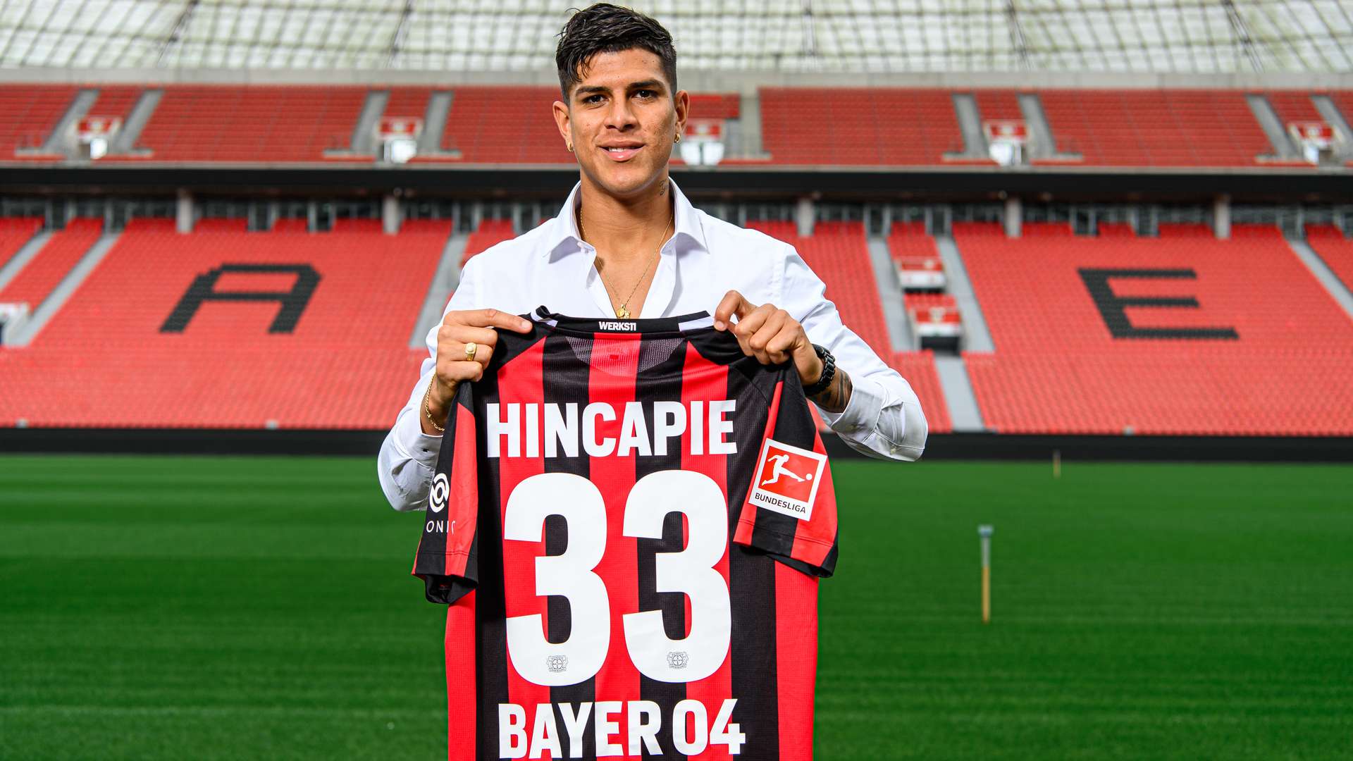 Bayer 04 sign central defender Hincapie | Bayer04.de