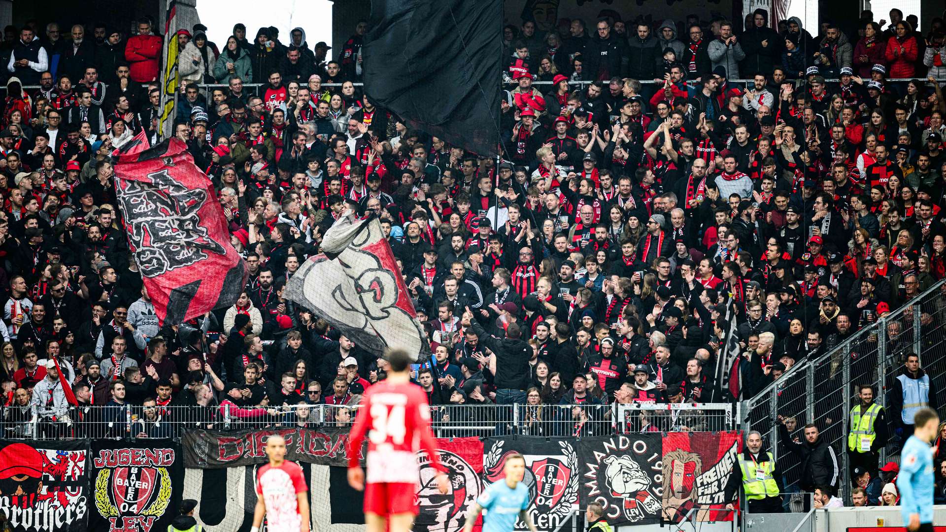 Die Auswärtsfans von Leverkusen