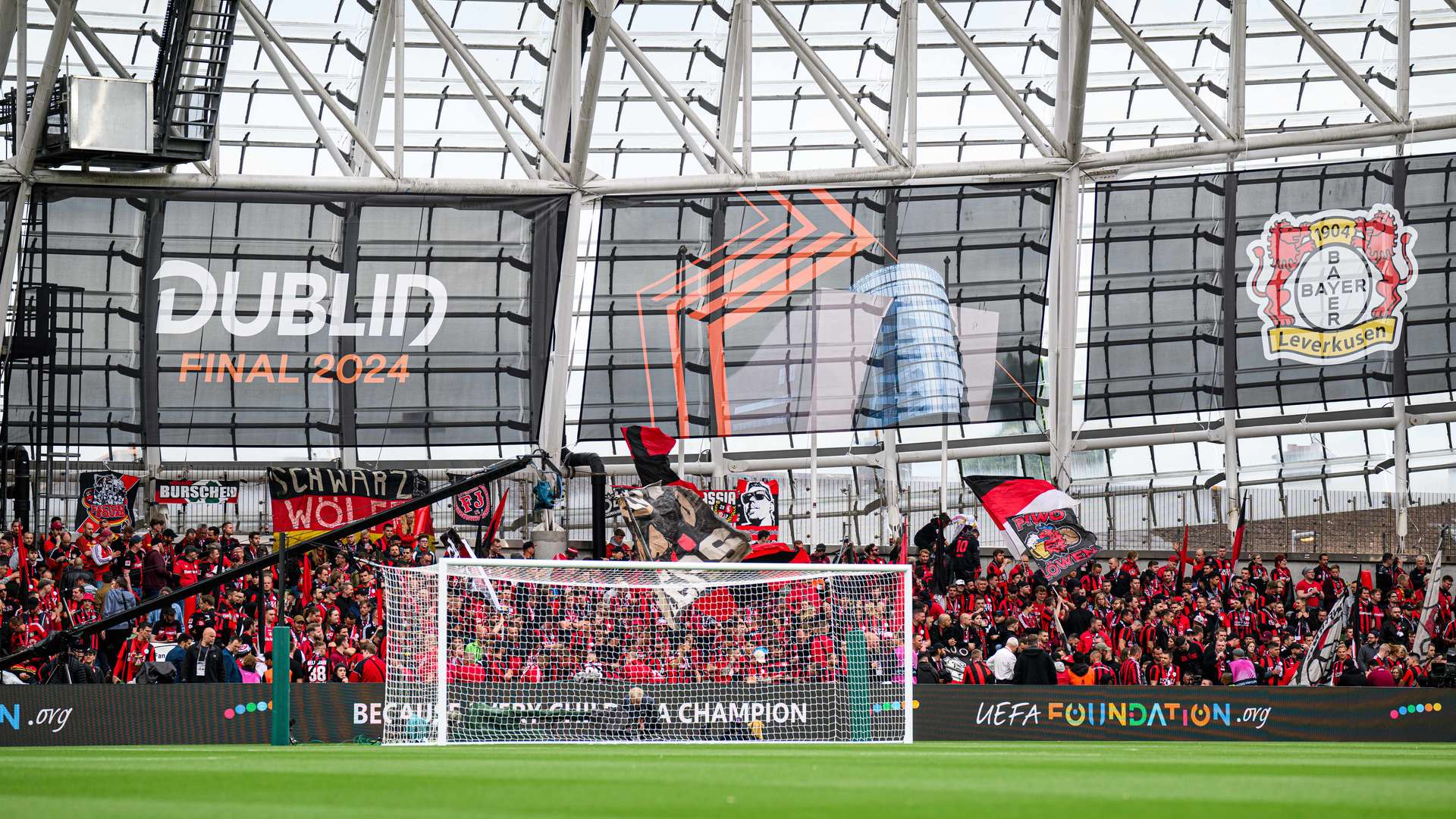 Bayer 04-Fankurve in der Dublin Arena