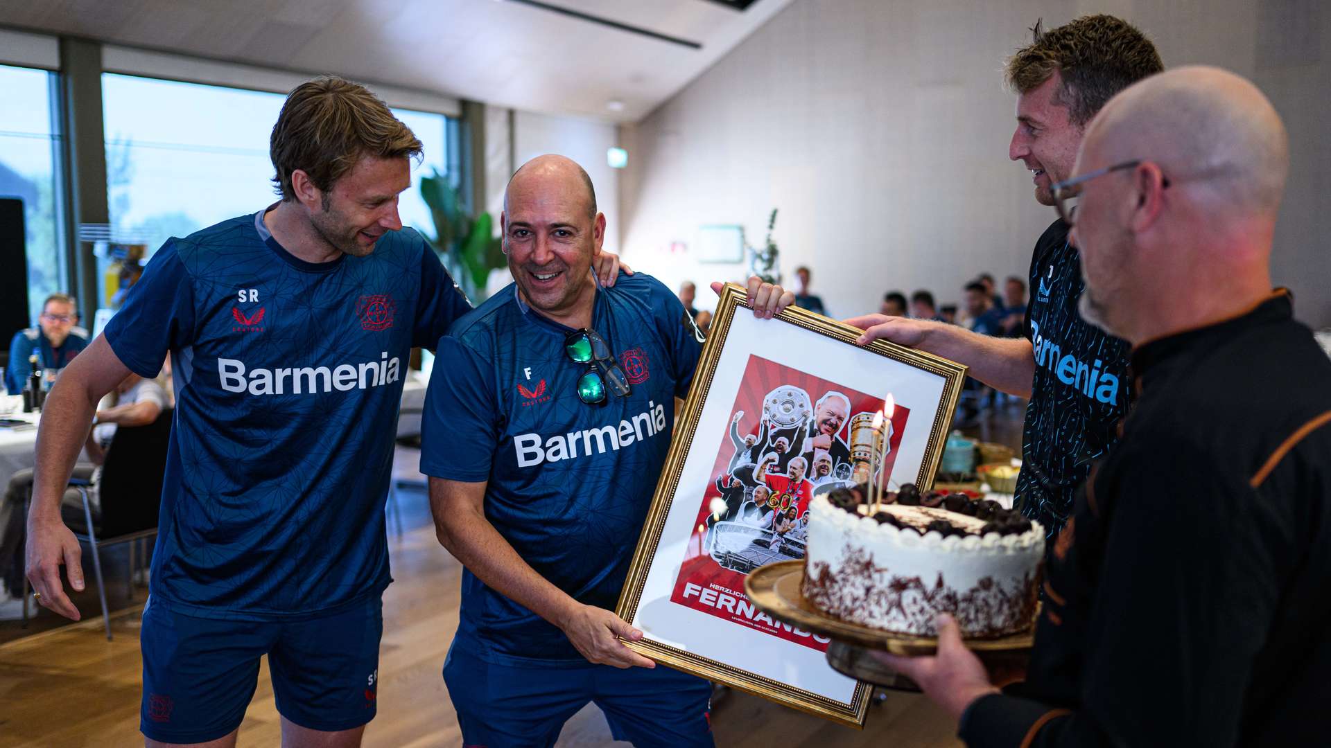 Fernando Carro mit Simon Rolfes und Lukas Hradecky