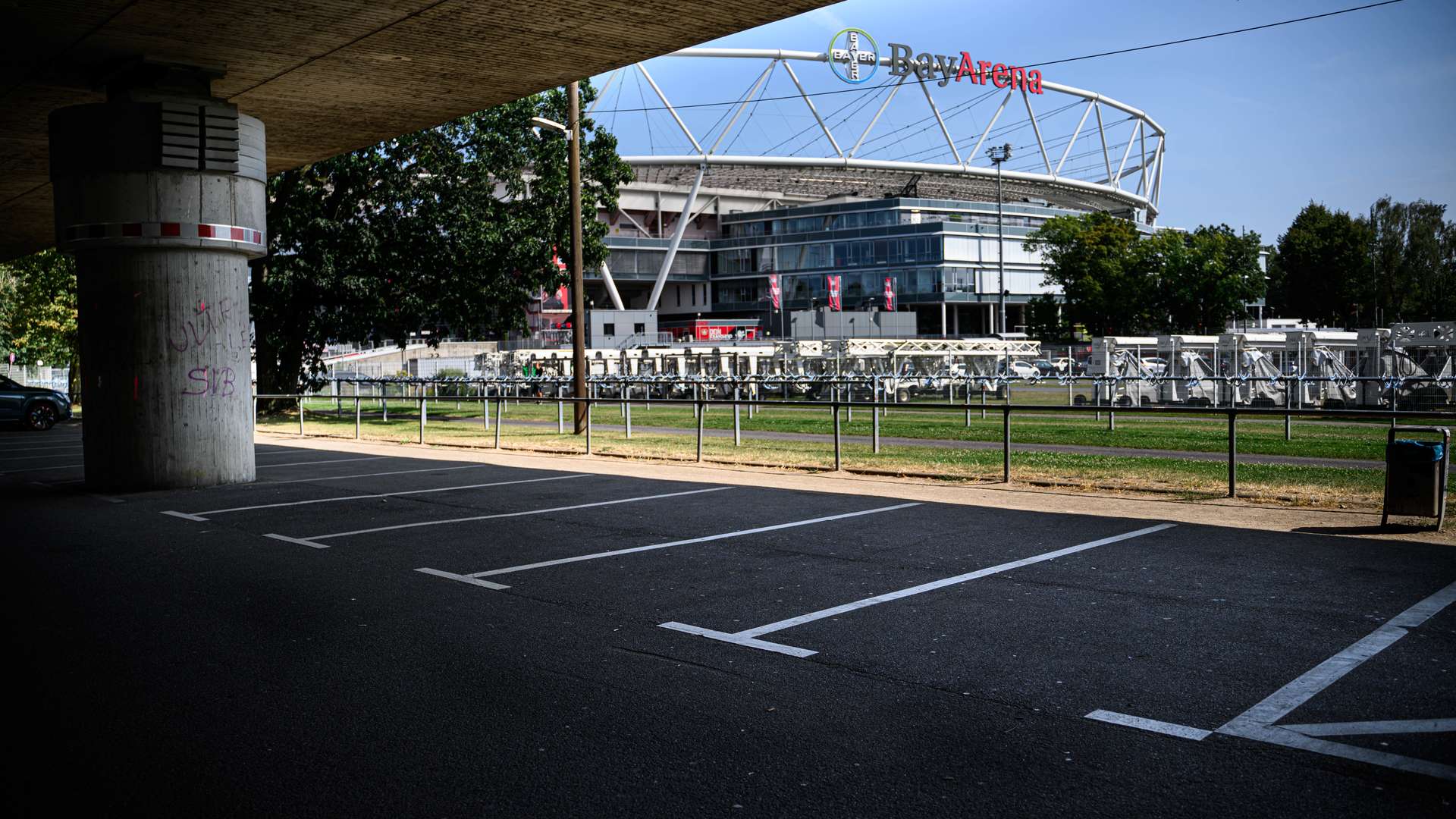 Parkeerplaatsen onder de Stelzebrücke