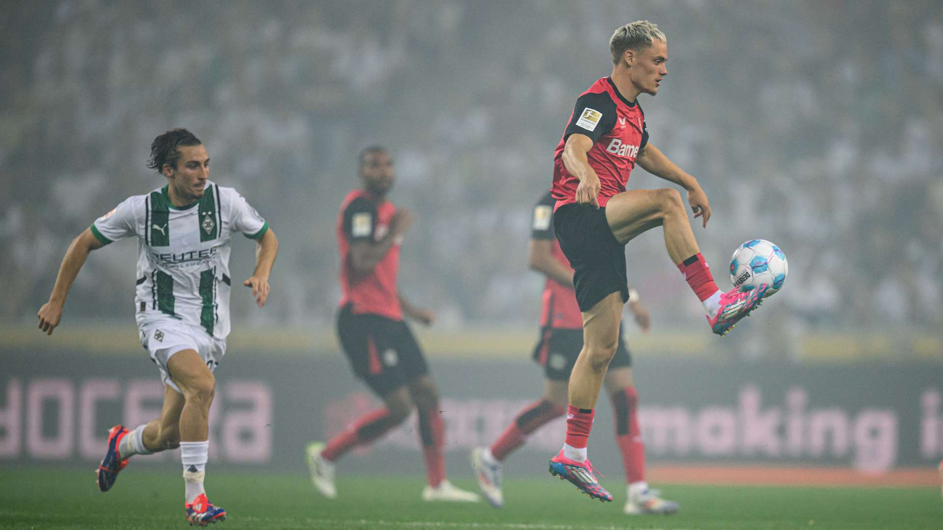 Florian Wirtz im Pyro-Nebel von Mönchengladbach