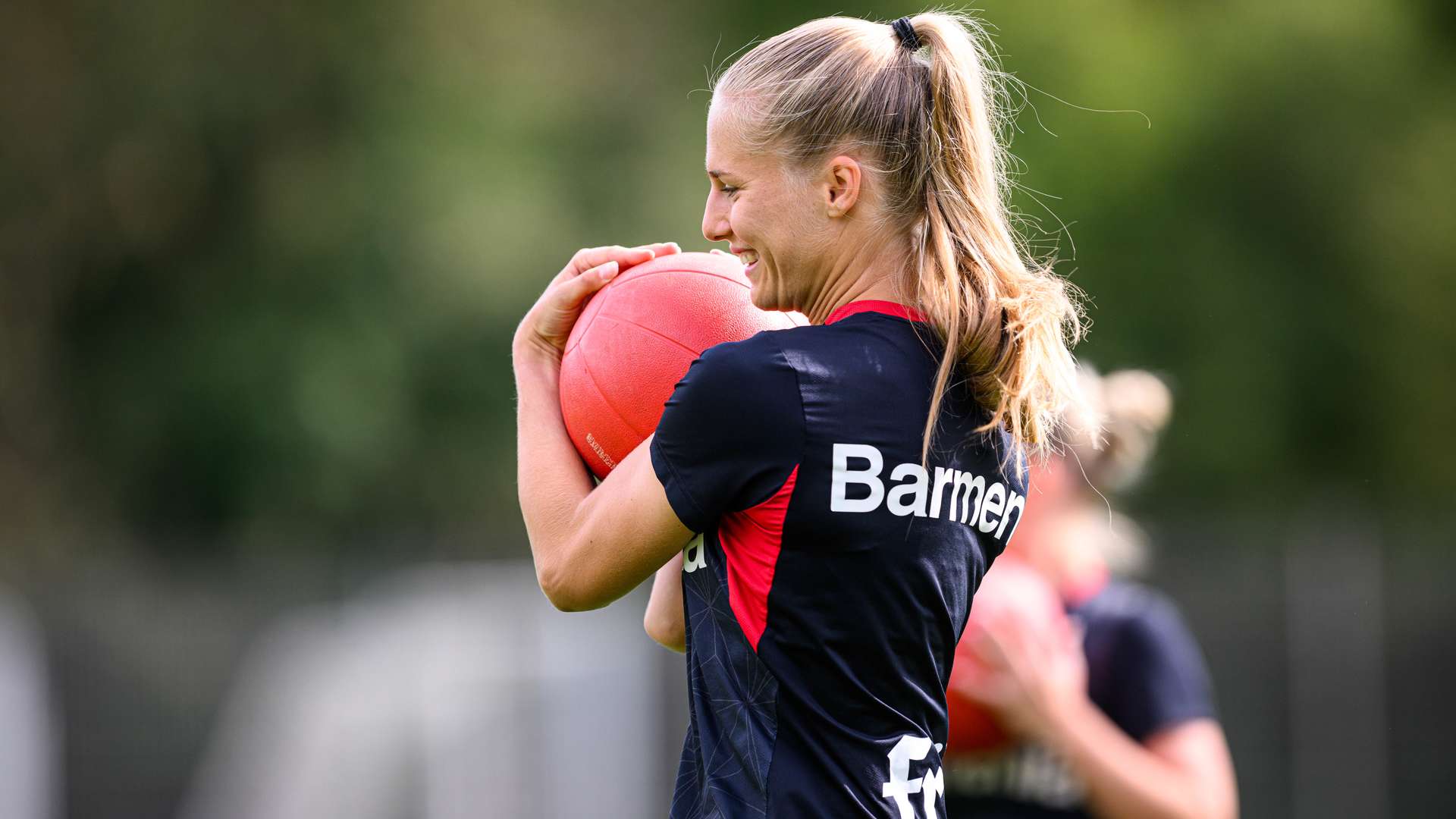 Juliette Vidal mit einem Medizinball