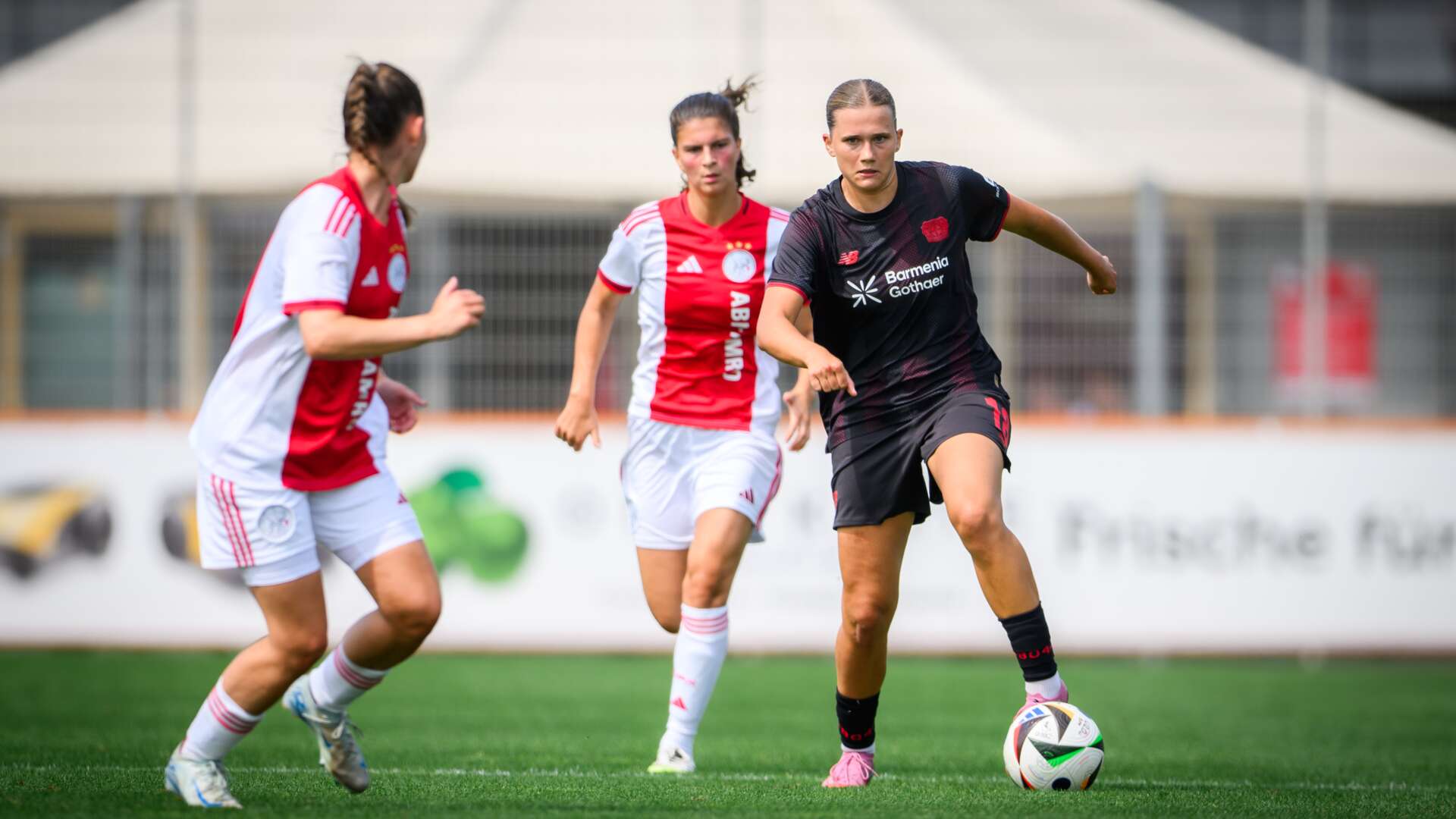 Julia Mickenhagen am Ball