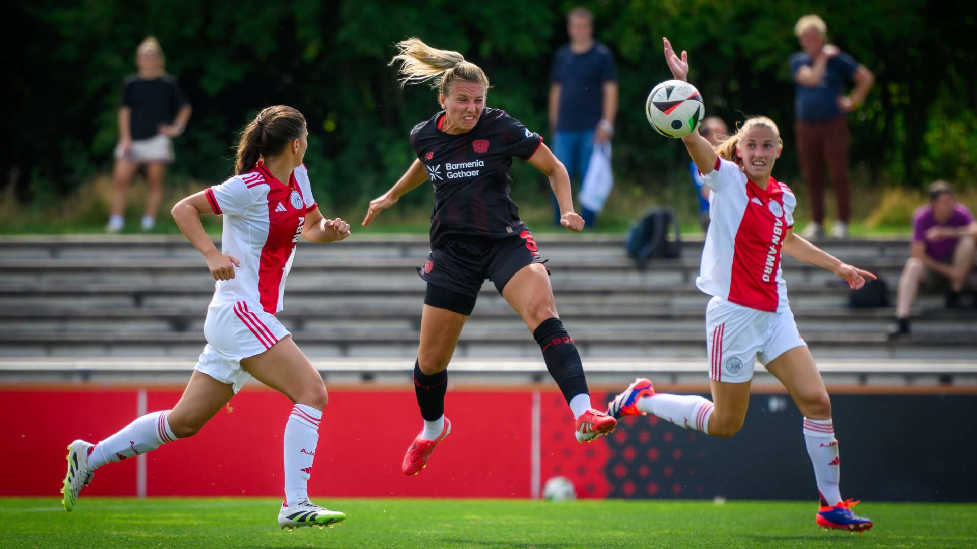 Melissa Friedrich beim Kopfball
