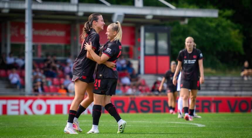 Loreen Bender und Vanessa Fudalle bejubeln den Treffer