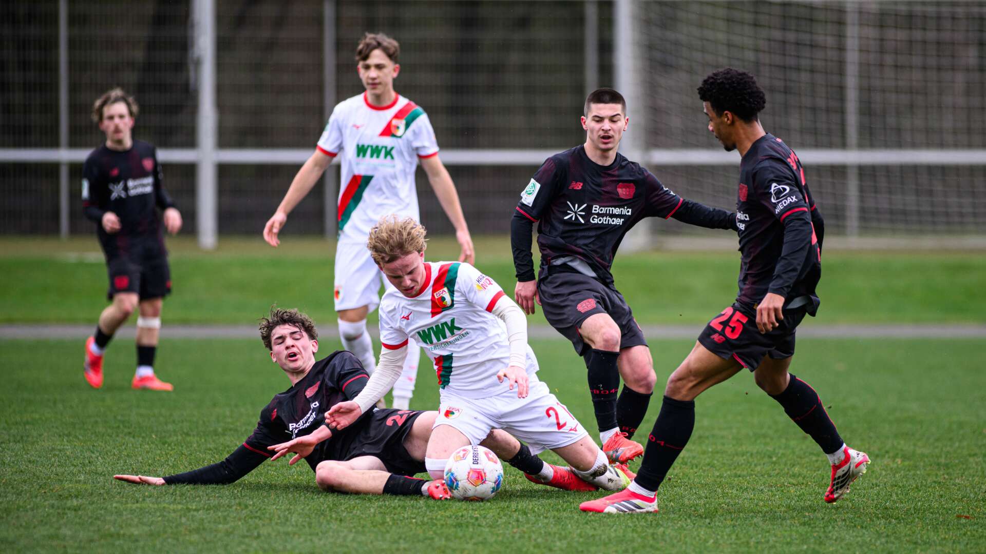 hart umkämpftes Duell: Leverkusen und Augsburg schenkten sich nichts.