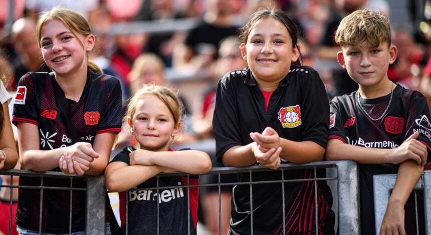 Junge Bayer 04-Fans in der BayArena