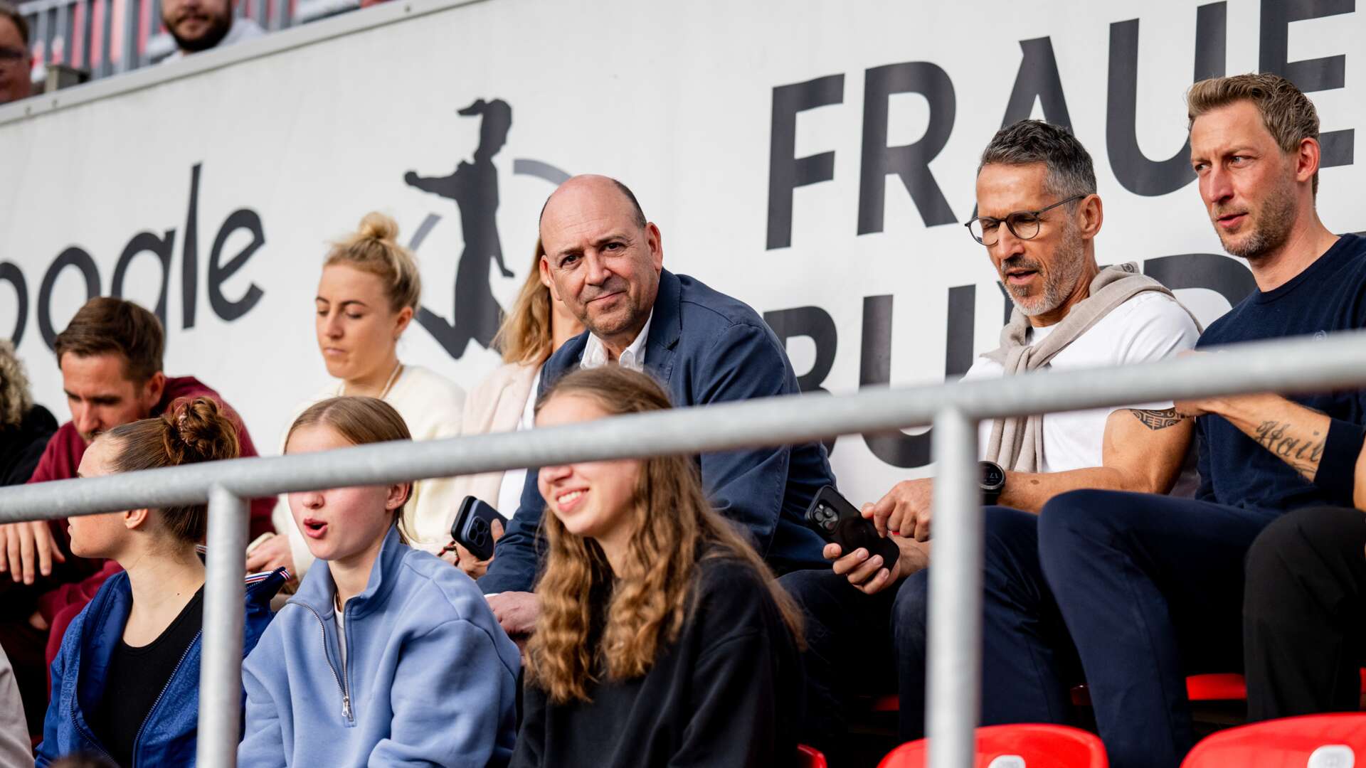 Natürlich vor Ort: Fernando Carro, Thomas Eichin und Stefan Kießling