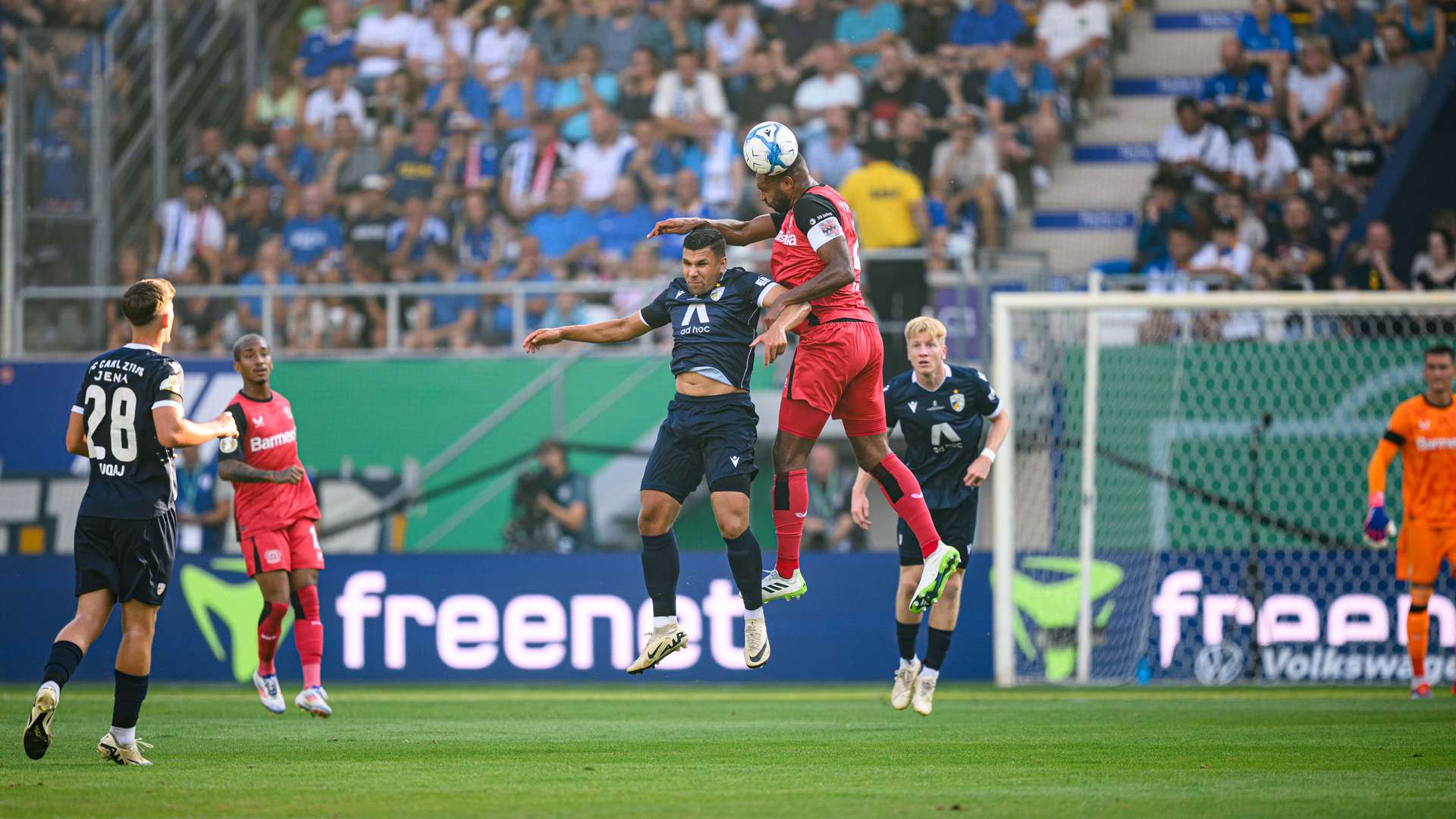 Jonathan Tah steigt im Kopfballduell am höchsten