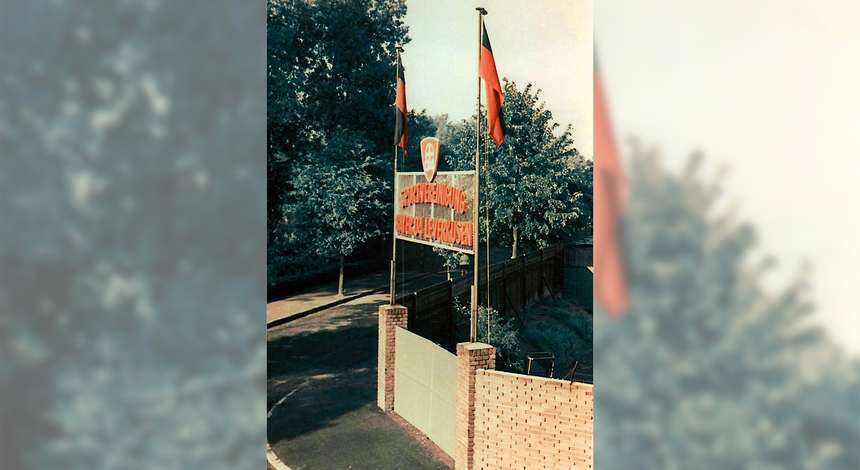 Vereinswappen über dem Haupteingang am Stadtpark