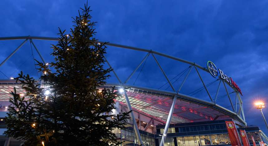 BayArena_bei_Daemmerung_Weihnachtsbaum.jpg