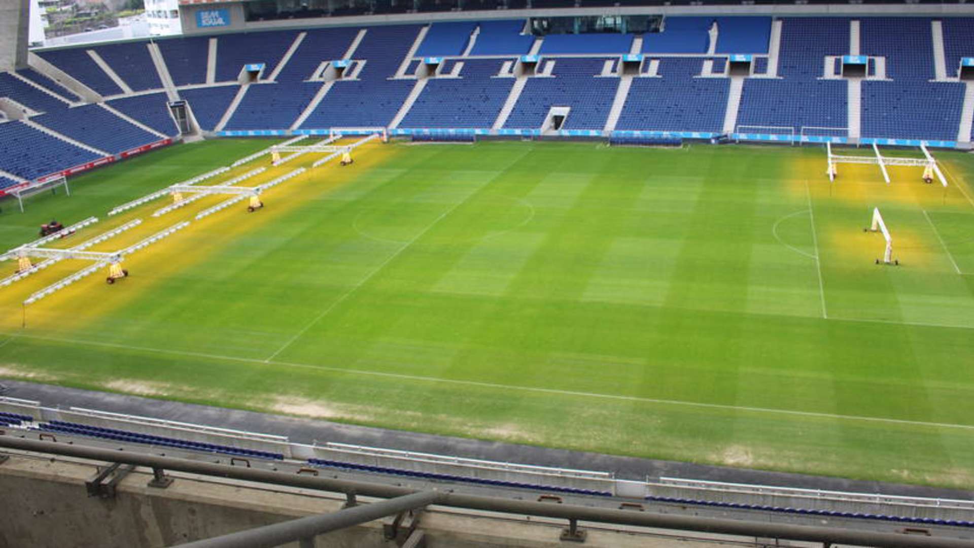 Faninfos_Porto_Stadion_innen.jpg