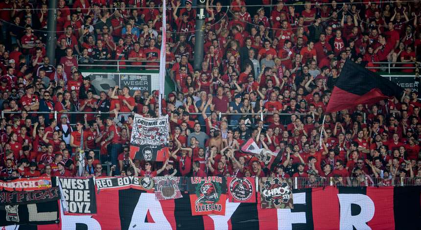 Fans_Bayer04_Finally_Red.jpg