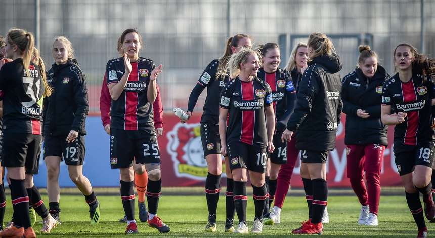 Frauen_vs_Gladbach_Abpfiff_Jubel_Mannschaft.jpg