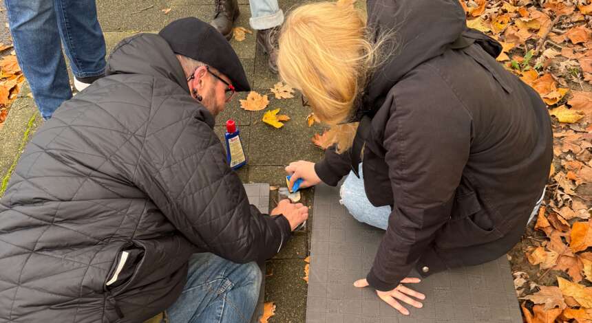 Stolpersteine putzen in Leverkusen