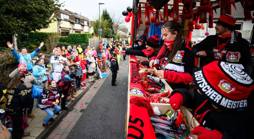 Karneval auf dem Bayer 04-Wagen