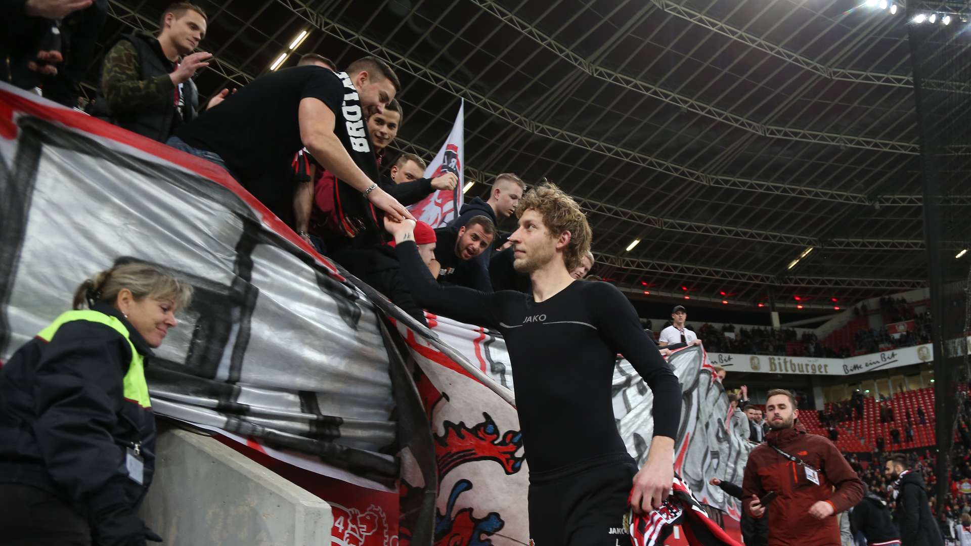 Kiessling_Bayer_04_Fans_abklatschen.jpg