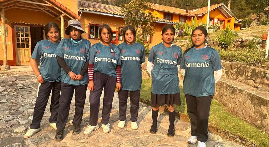 Fußballtrikots für Kinder in Peru