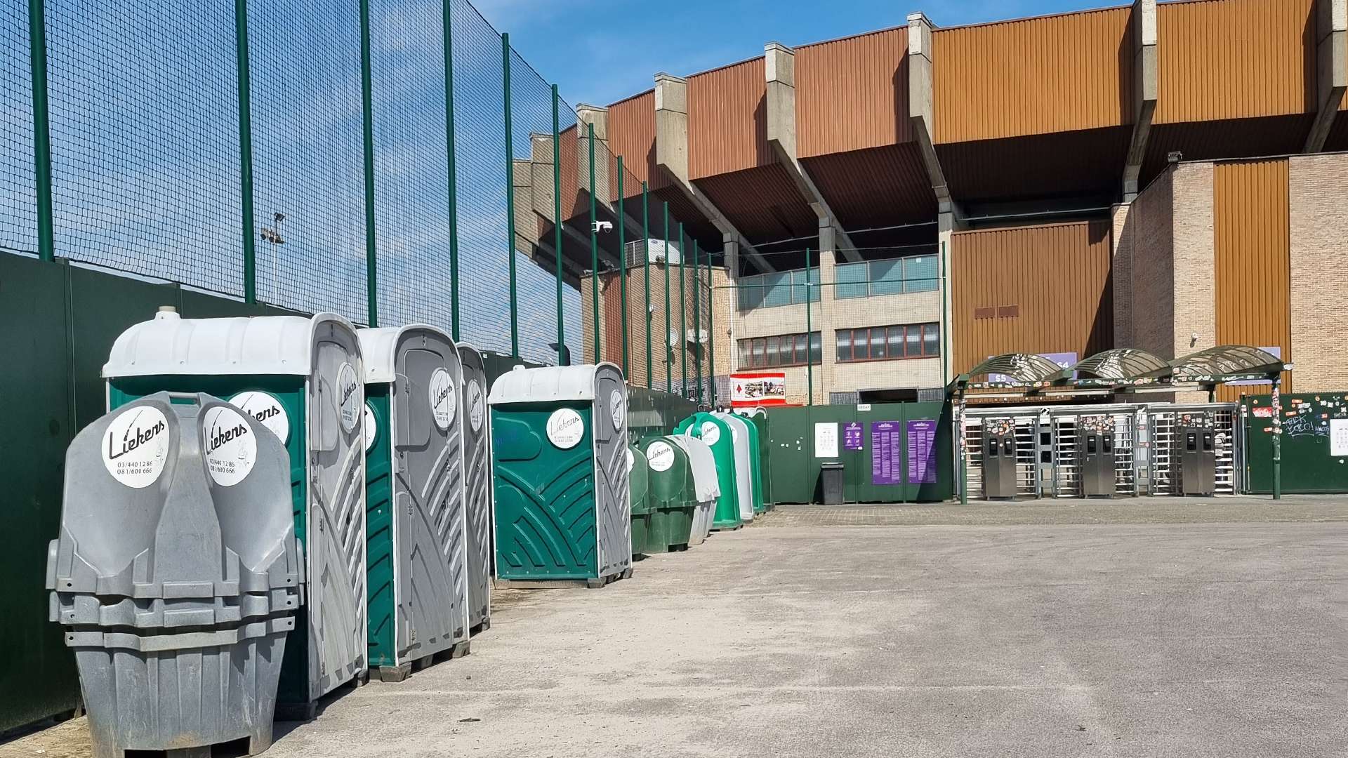 Saint-Gilloise_Mobile_Toiletten_Busparkplatz.jpg