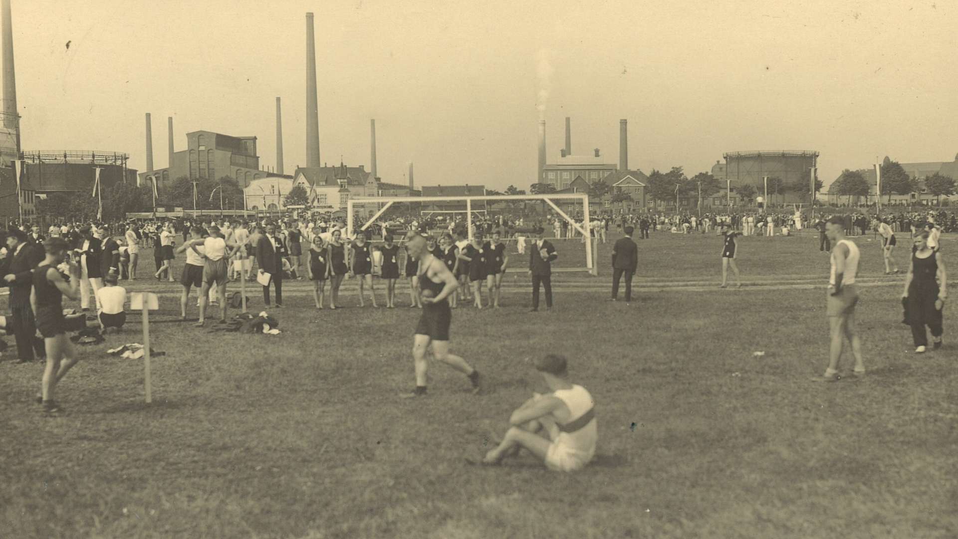 Spielplaetze_2_DT_Sportplatz_1929_mit_Wiesdorfer_Hof_Germania_Saal.jpg