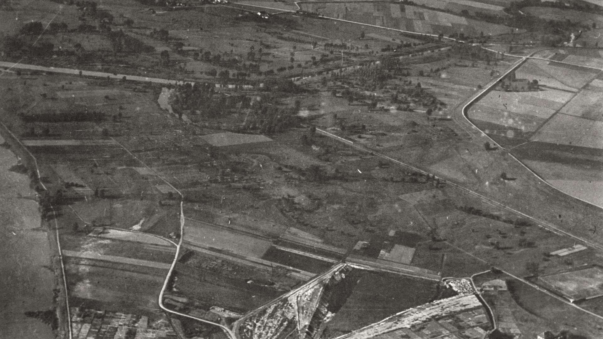 Spielplaetze_5_Dhuennplatz_1927_Luftaufnahme.jpg