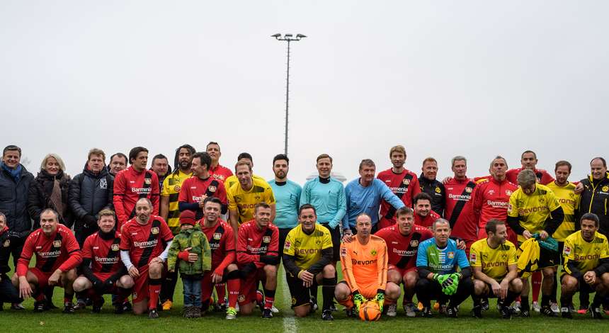 Traditionsmannschaften_B04_BVB_Gruppenfoto.jpg