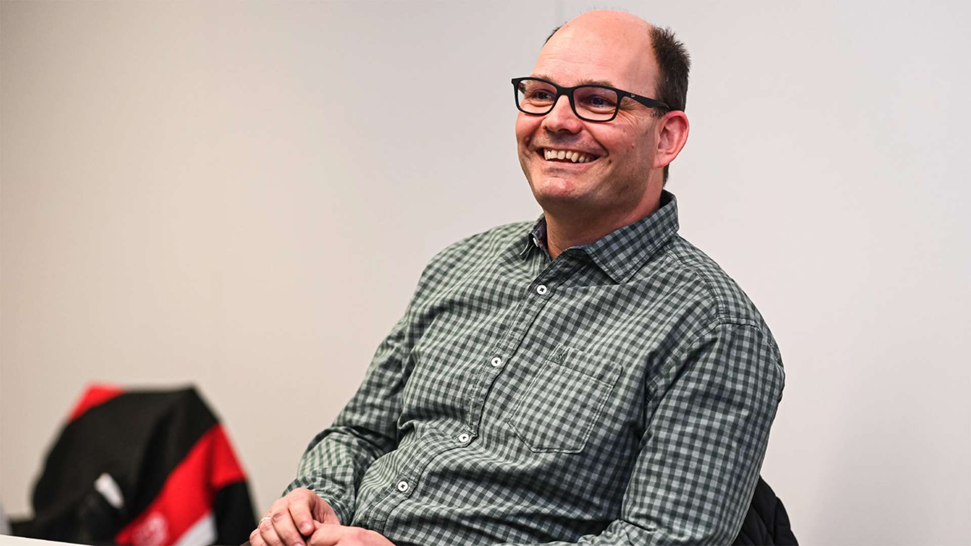 Dr. Peter Gelshäuser – 50 Jahre, Kinderarzt, Bayer 04-Fan seit 40 Jahren, erstes Live-Erlebnis im alten Ulrich-Haberland-Stadion 1982 beim Bundesliga-Relegationsspiel gegen Offenbach, Dauerkarten-Inhaber wie alle der anwesenden Fans, bei vielen Fanklub-Veranstaltungen aktiv, derzeit auch Impfarzt im Leverkusener Impfzentrum im Erholungshaus.