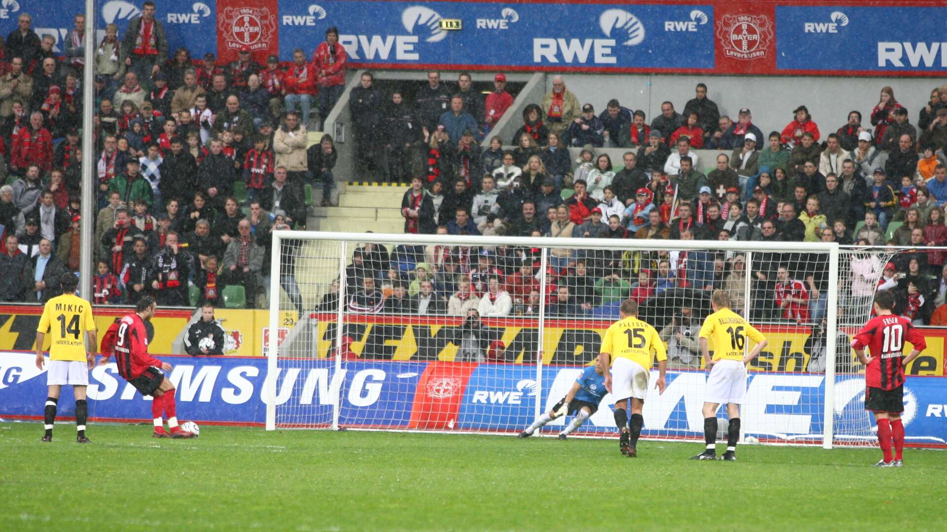Dimitar Berbatov trifft vom Punkt