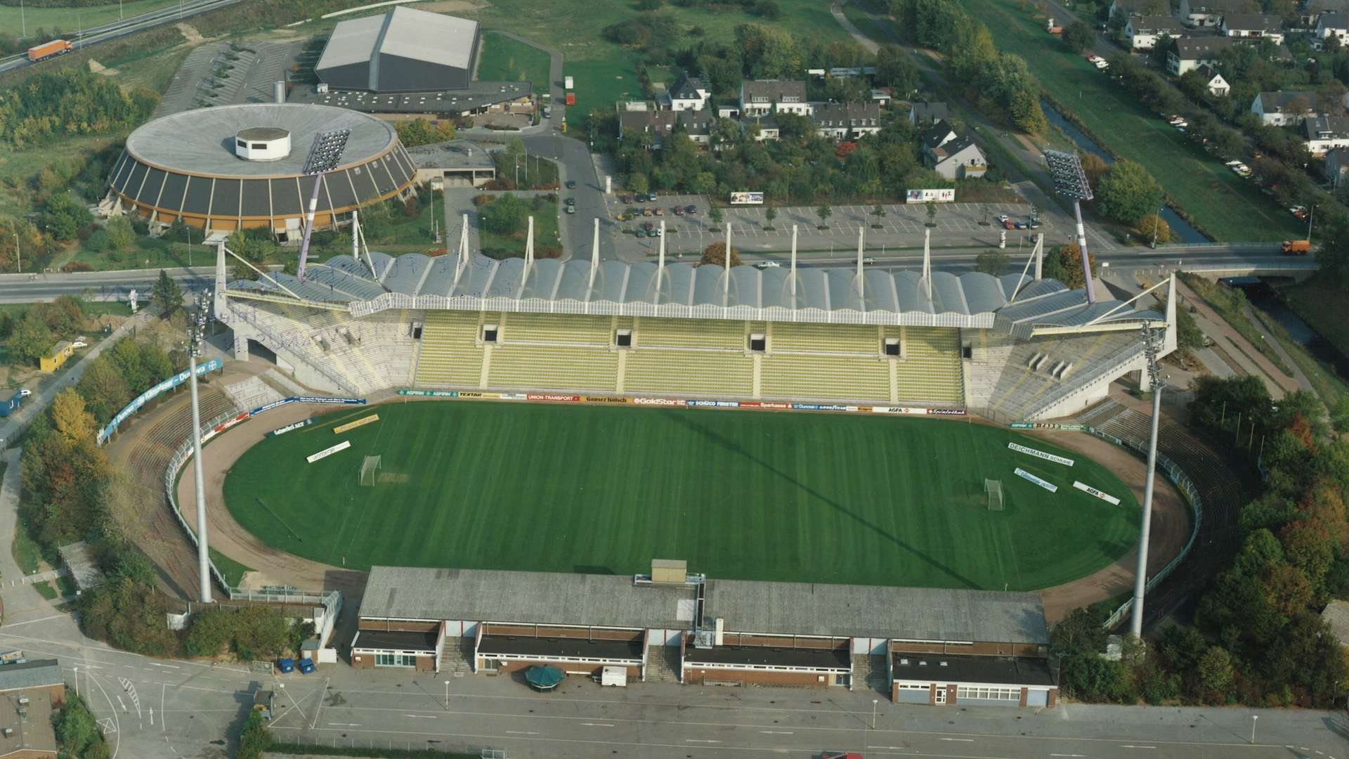 crop_1986_Ulrich-Haberland-Stadion_1986_Luftaufnahme.jpg