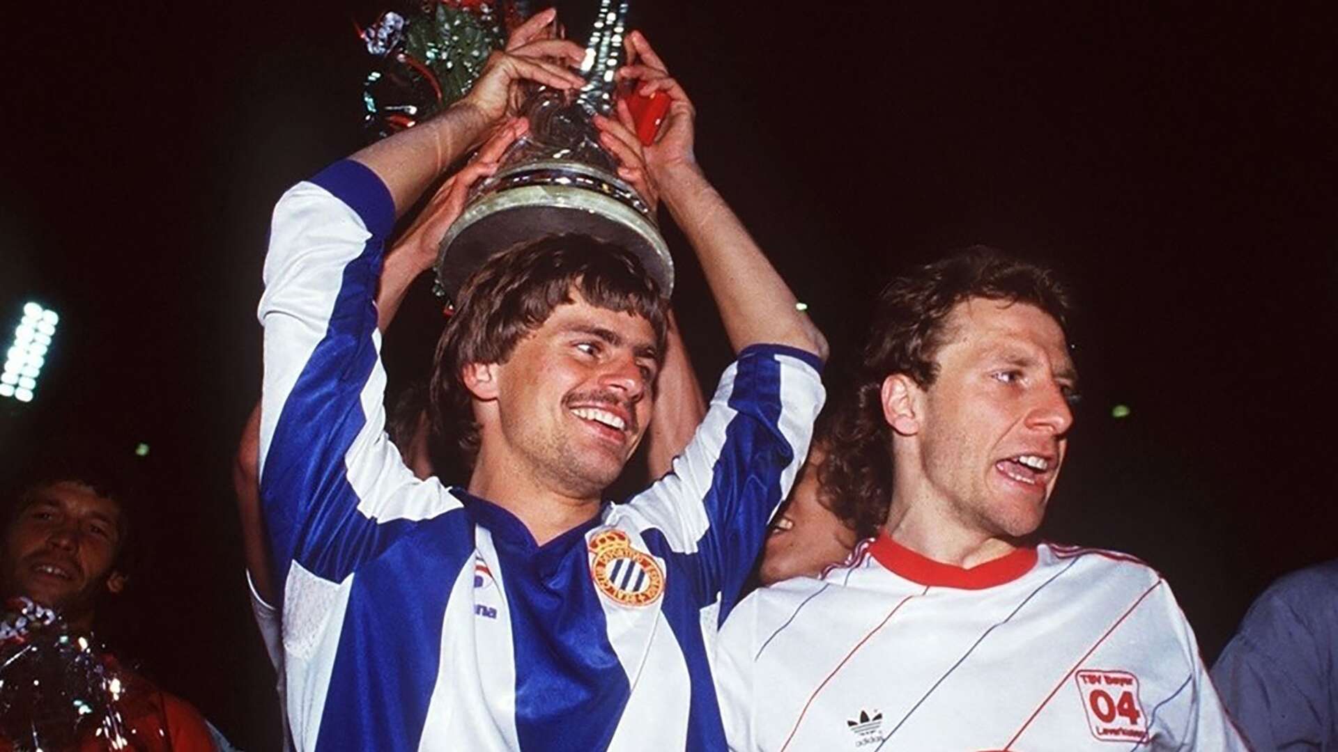 Falko Götz mit dem UEFA Pokal 1988