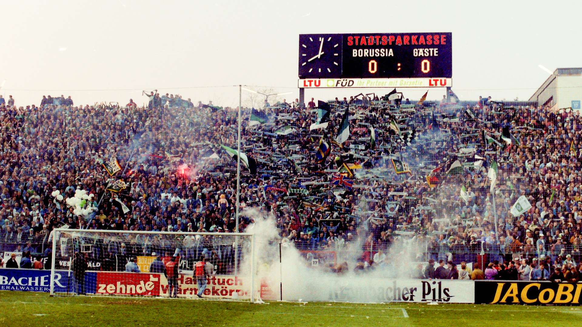 crop_19920407_BMG_B04_002_Boekelberg_Borussia-Kurve.jpg