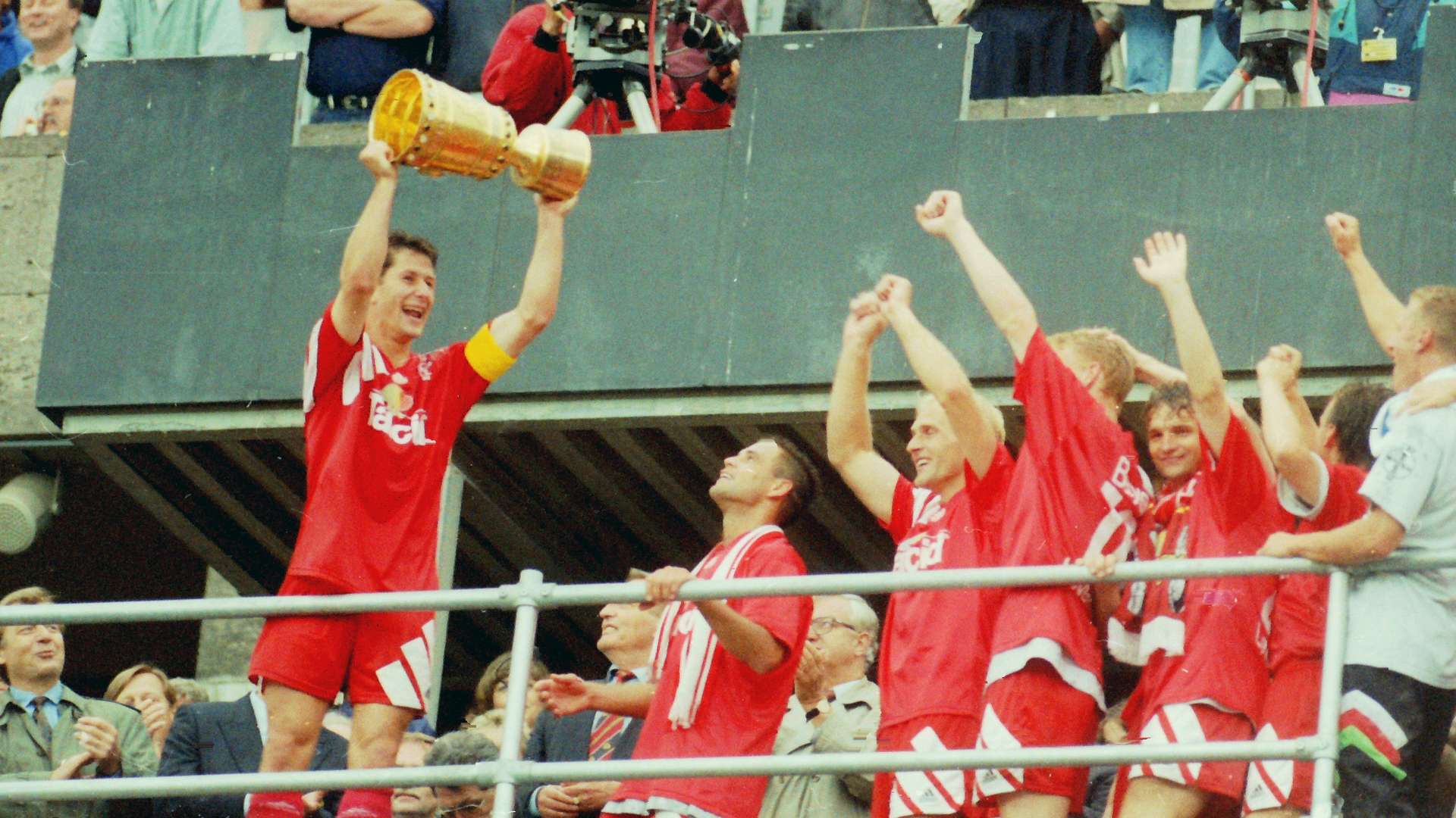 crop_19930612_178_Pokaluebergabe_Foda.jpg