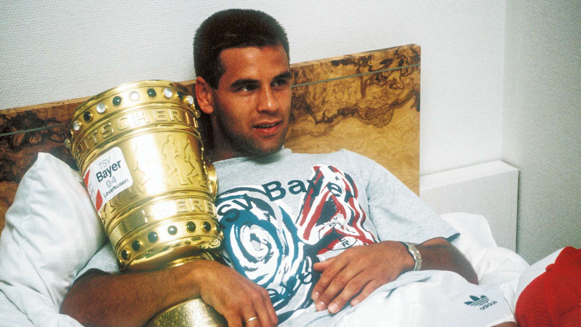 crop_19930612_212_Ulf_Kirsten_mit_Pokal_im_Bett.jpg