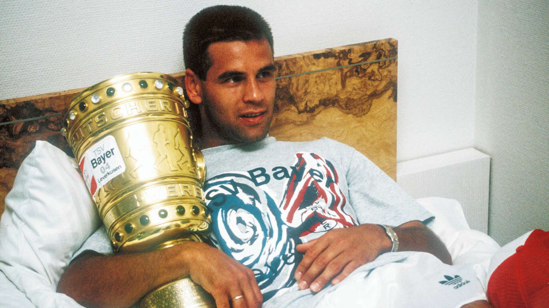 crop_19930612_212_Ulf_Kirsten_mit_Pokal_im_Bett.jpg