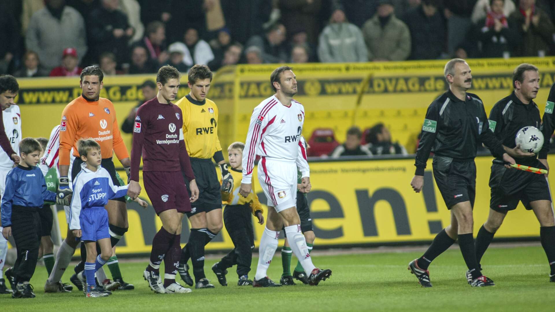 Miroslav Klose (1. FC Kaiserslautern) und Jens Nowotny (Bayer 04)