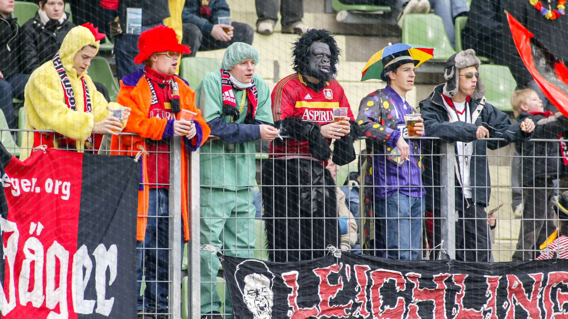 Karneval bei den Bayer 04-Fans